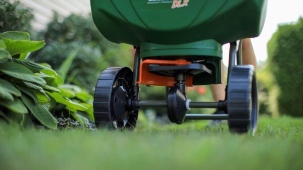 Épandeur de luxe à la volée Scotts Turf Builder, 15 000 pi² – Image 3