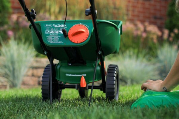 Mini épandeur à la volée Scotts Turf Builder, 5000 pi² – Image 3
