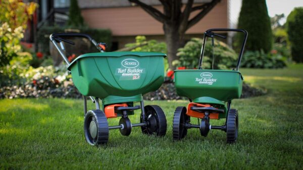 Mini épandeur à la volée Scotts Turf Builder, 5000 pi² – Image 5